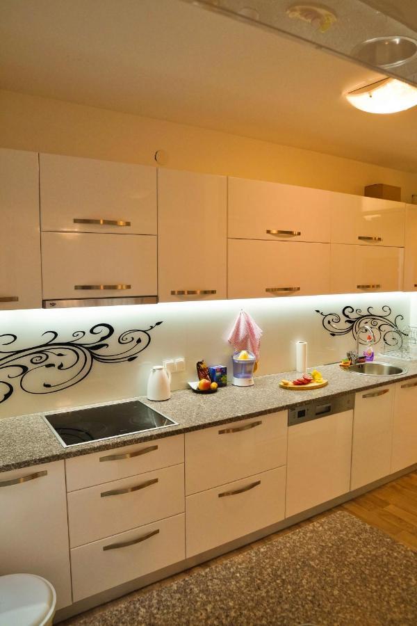 City Center Grand Apartment - Three-Bedroom, Free Parking 사라예보 외부 사진